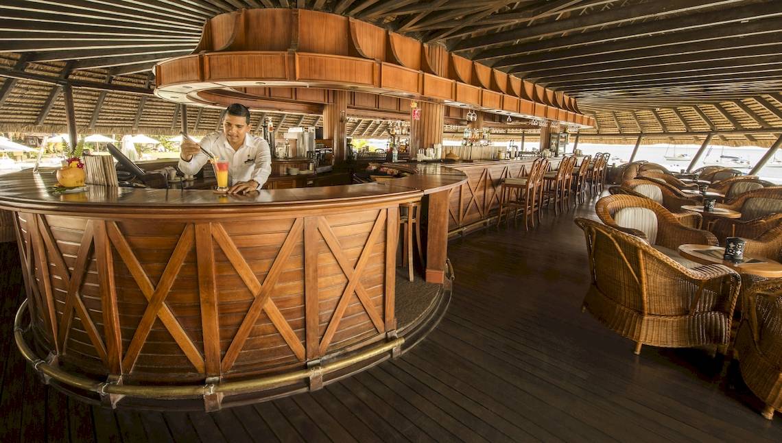 Barkeeper serviert Getraenke im Maritim Resort & Spa Mauritius.