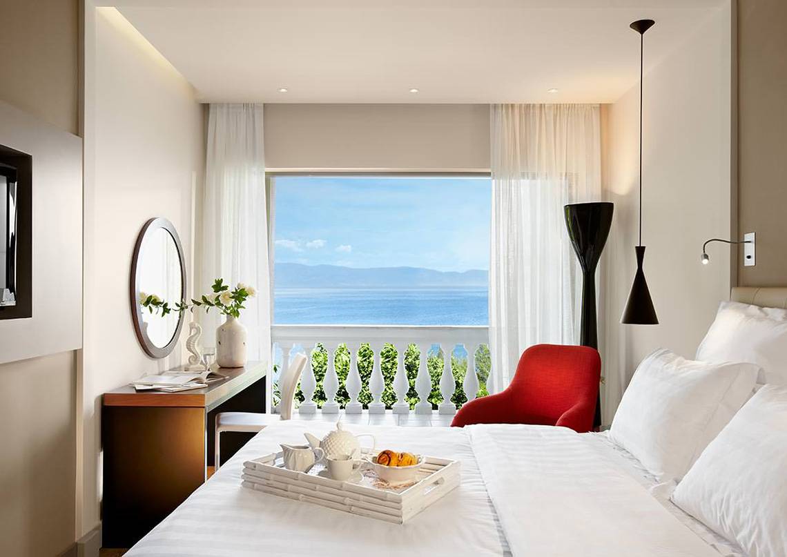 Hotelzimmer im MarBella Corfu mit Aussicht auf das Meer und Balkon.