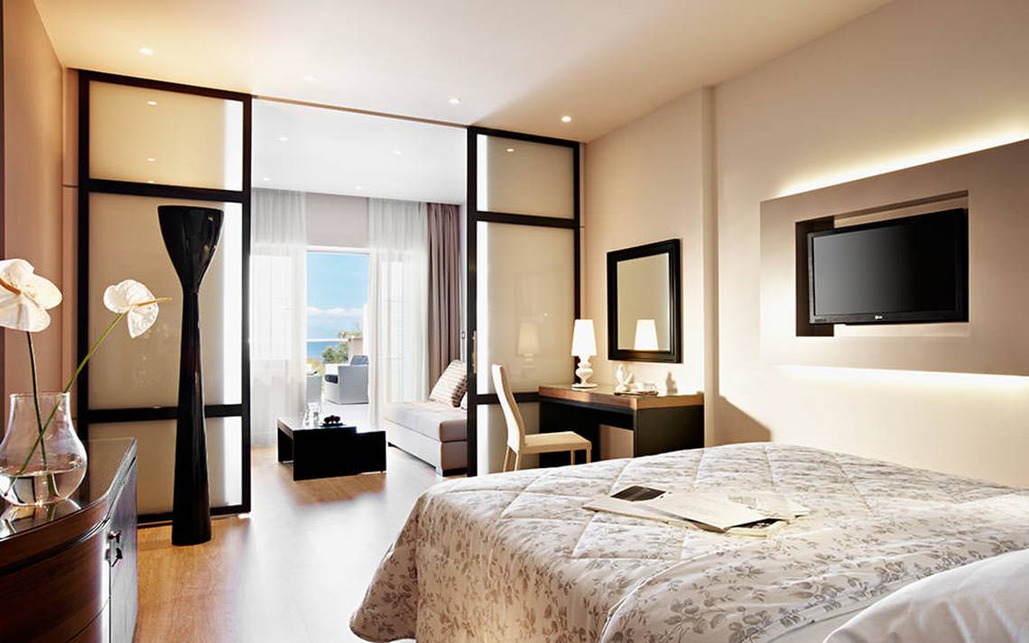Innenansicht eines Hotelzimmers im MarBella Corfu mit Blick auf das Meer.