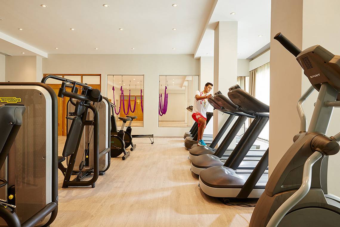 Fitnessstudio im MarBella Corfu Hotel mit verschiedenen Trainingsgeräten.