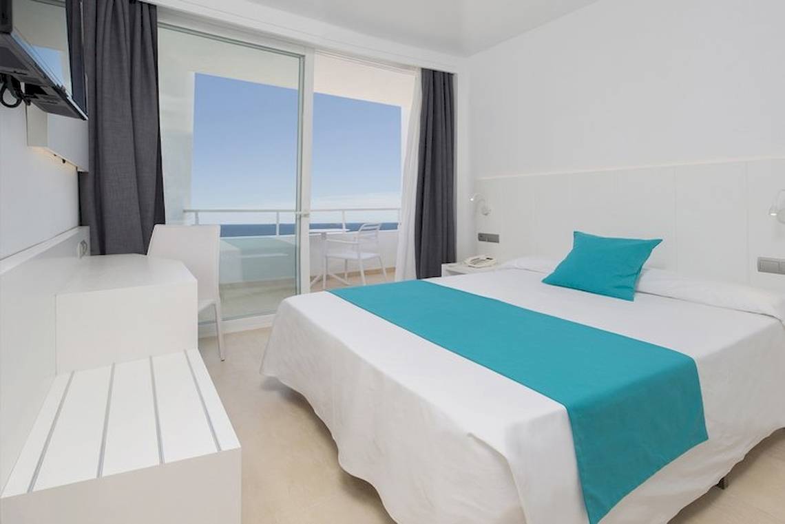 Foto eines Hotelzimmers im Vibra Algarb Hotel mit Blick auf den Balkon.