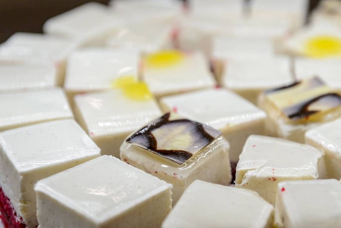 Nahezu quadratische Kuchenstücke mit Dekor, einige mit roter Glasur.