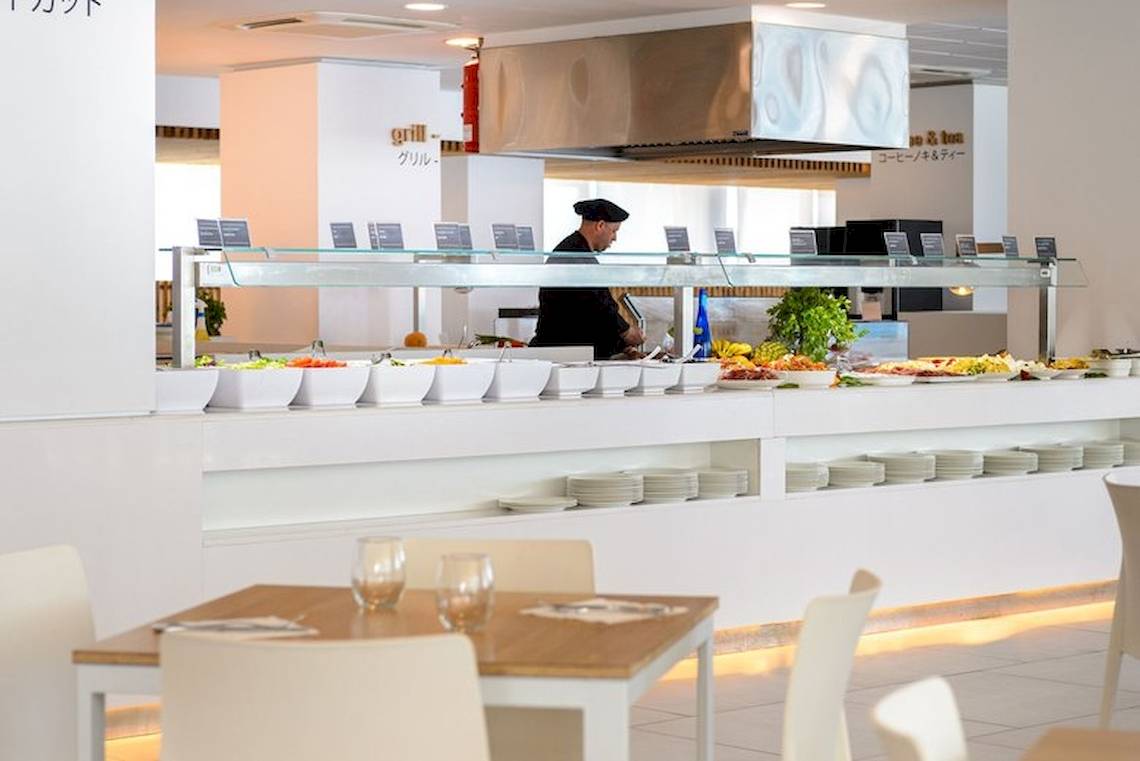 Buffetbereich im Vibra Algarb Hotel mit verschiedenen Speisen und einem Koch