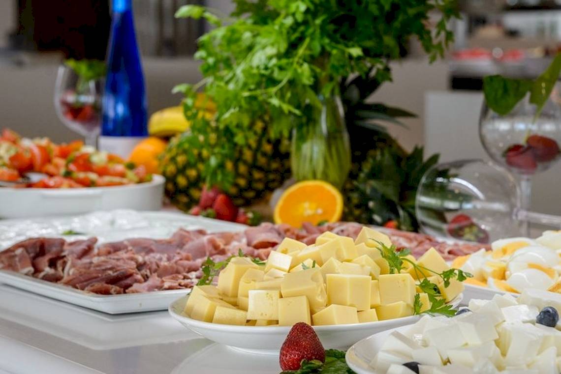 Buffet-Tisch im Vibra Algarb Hotel mit verschiedenen Gerichten und Dekoration.