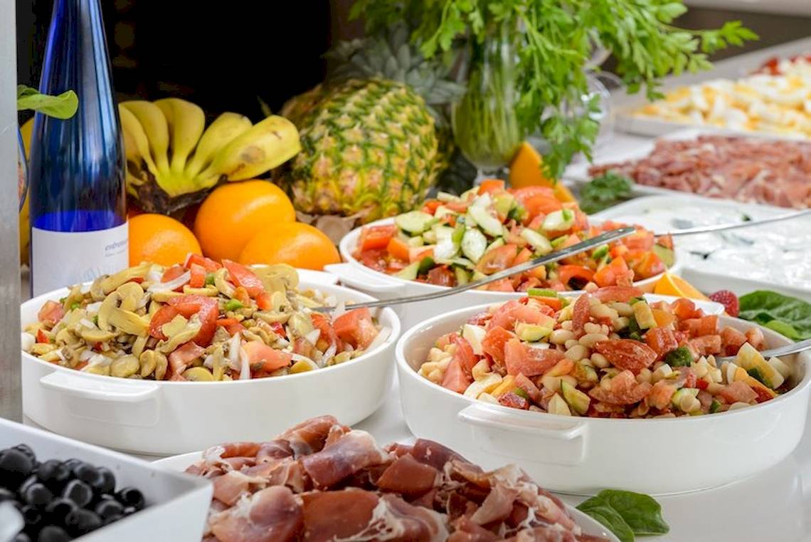Buffet mit verschiedenen Salaten, Obst und Getränken im Vibra Algarb Hotel.