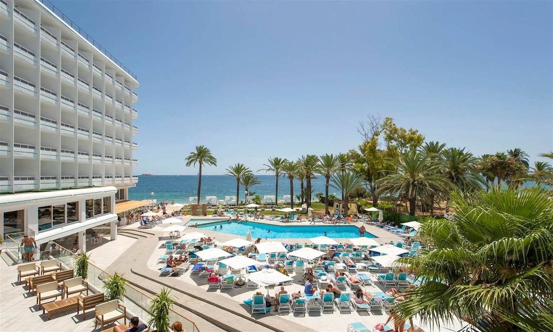 Außenpoolbereich des Vibra Algarb Hotels mit vielen Sonnenliegen und Sonnenschirmen.