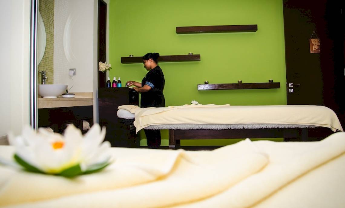Eine Massage-Behandlung im Khalidiya Palace Rayhaan by Rotana Hotel.