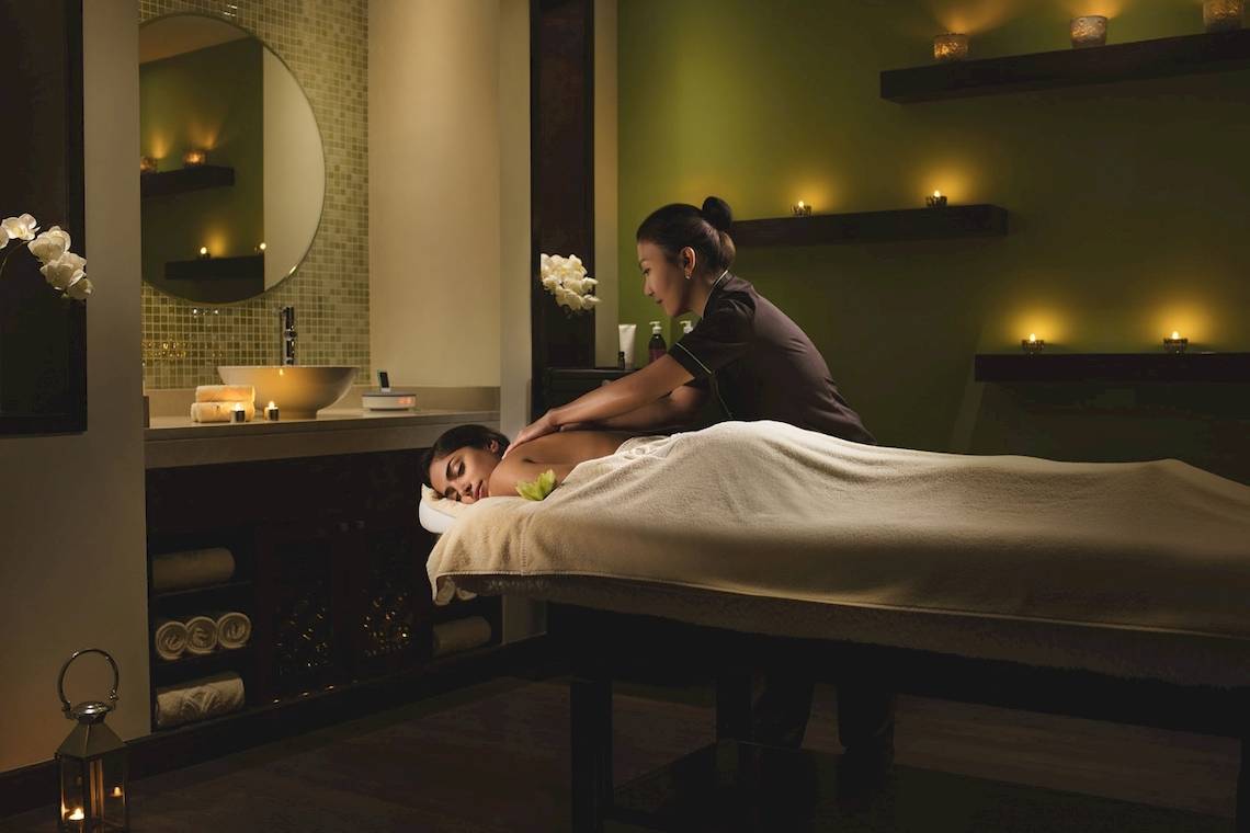 Eine Frau erhält eine Massage im Khalidiya Palace Rayhaan by Rotana.