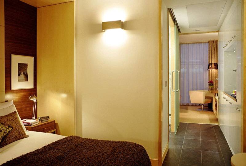 Schlafzimmer im Park Plaza County Hall London Hotel mit Bett, Kissen und Nachttisch