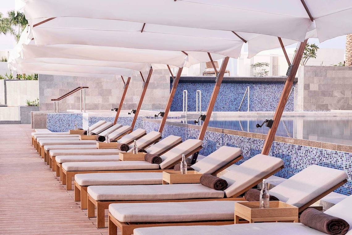 Reihe von Liegestühlen neben einem Pool im InterContinental Ras Al Khaimah