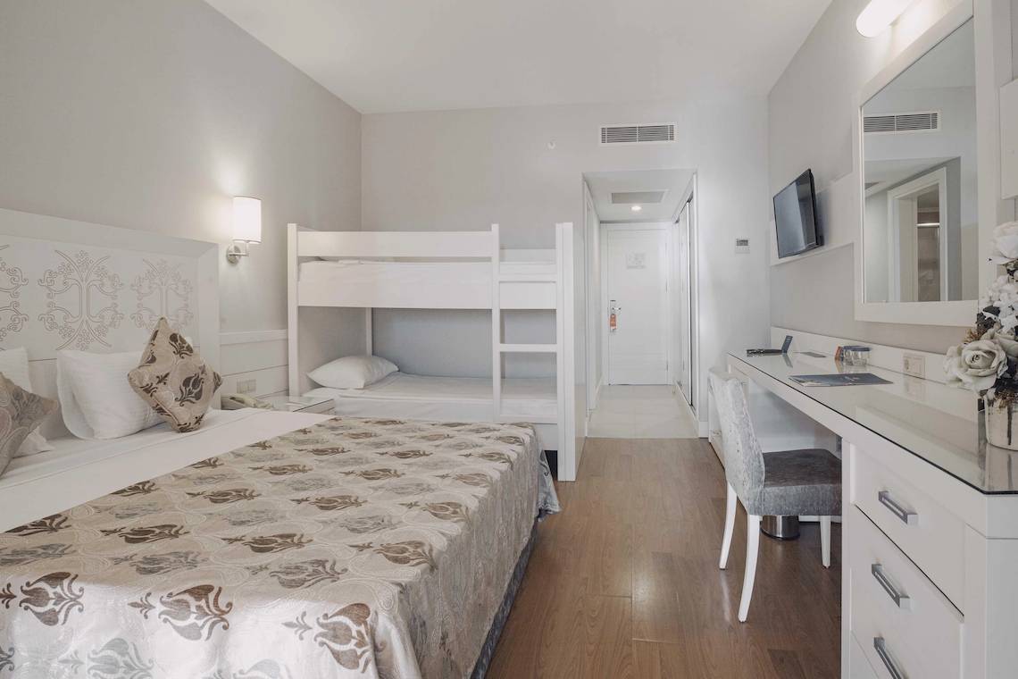 Doppelzimmer im Vita Silva Hotel mit Bett, Schreibtisch und Schlafzimmer