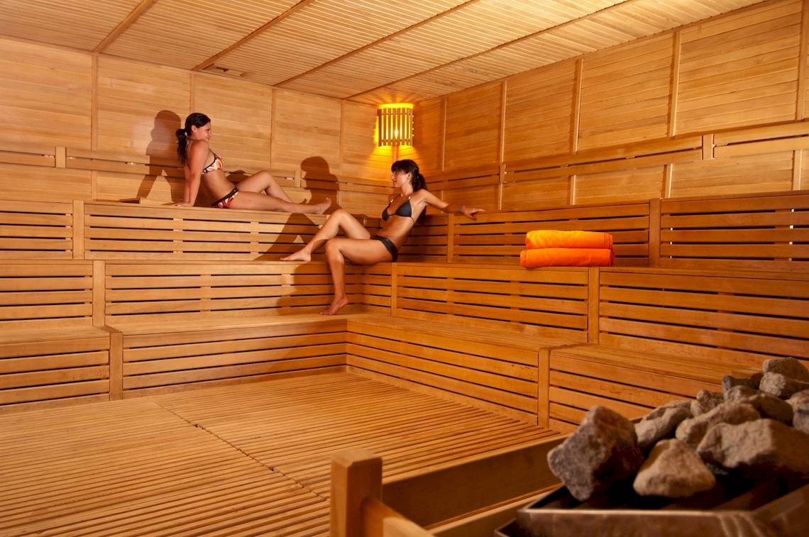 Zwei Frauen in einem Holzsauna des Vita Silva Hotels