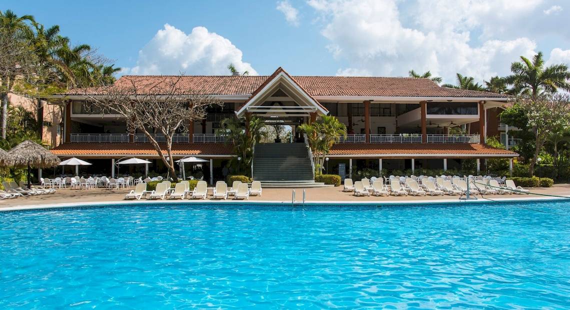 Außenbereich des Occidental Tamarindo Hotels mit großem Swimmingpool und Sonnenliegen.