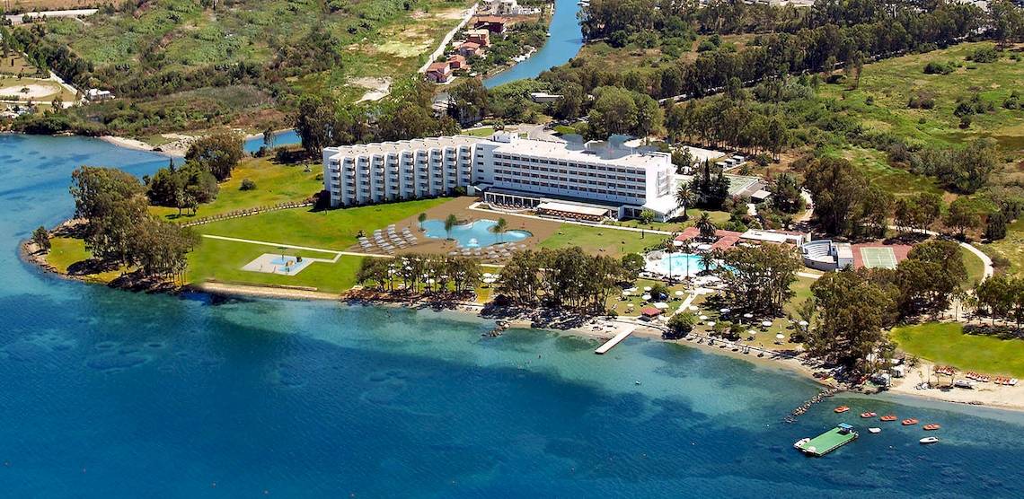 Luftaufnahme des Louis Kerkyra Blue Hotels am Meer mit Swimmingpools und Gärten.