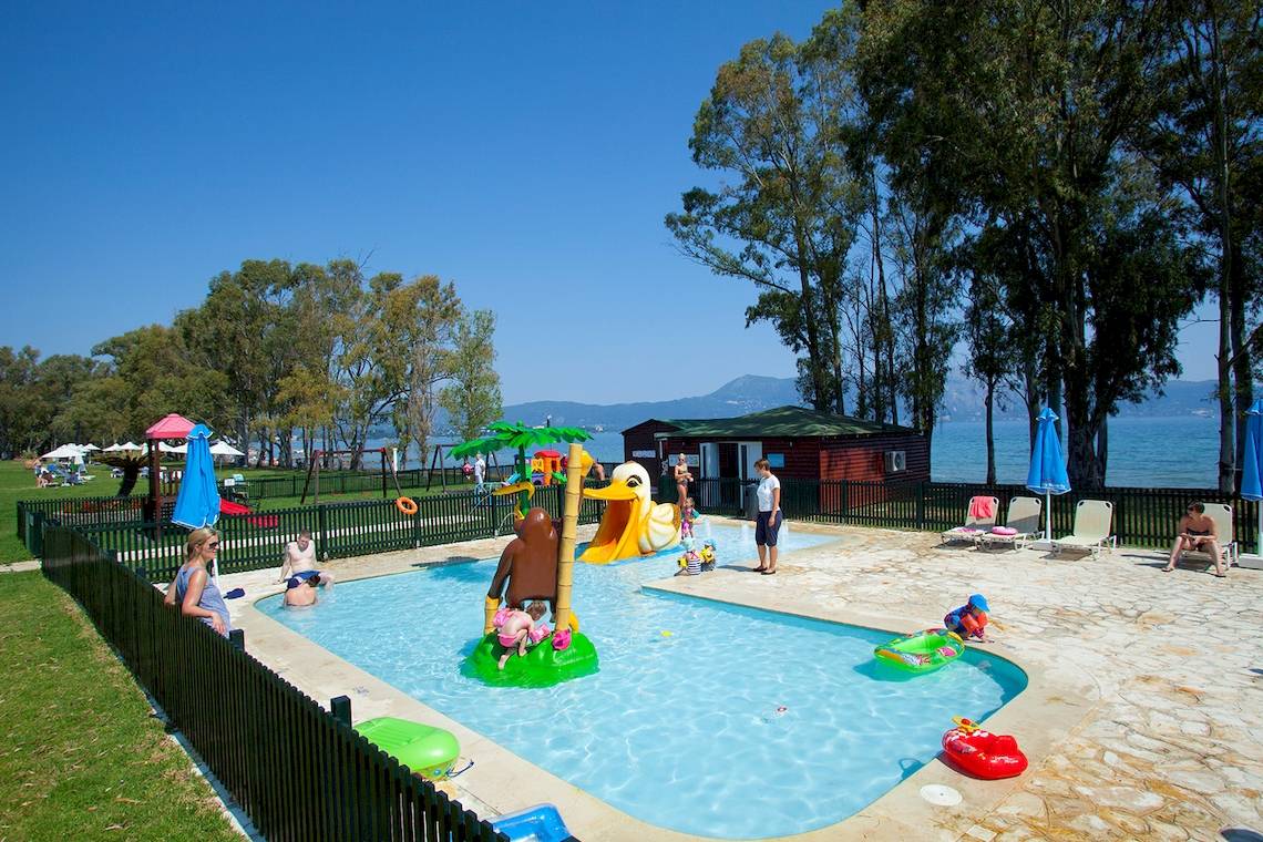 Kinderpool am Strand im Louis Kerkyra Blue Hotel mit spielenden Kindern und Schwimmbecken