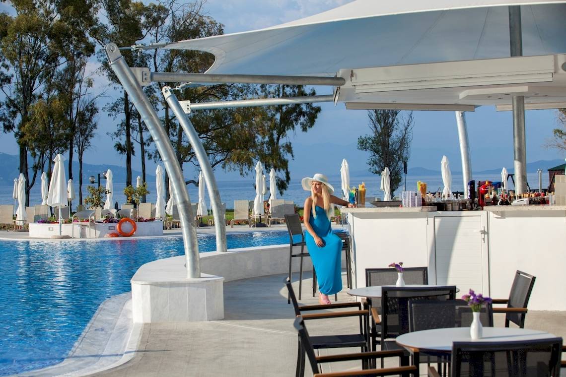 Poolbar des Louis Kerkyra Blue Hotels mit einer Frau in einem blauen Kleid