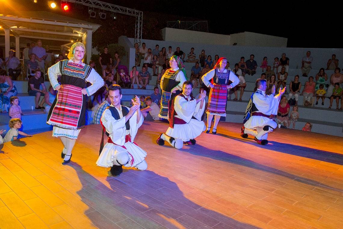 Abendliche Tanzaufführung im Hotel Louis Kerkyra Blue mit Tänzern und Publikum