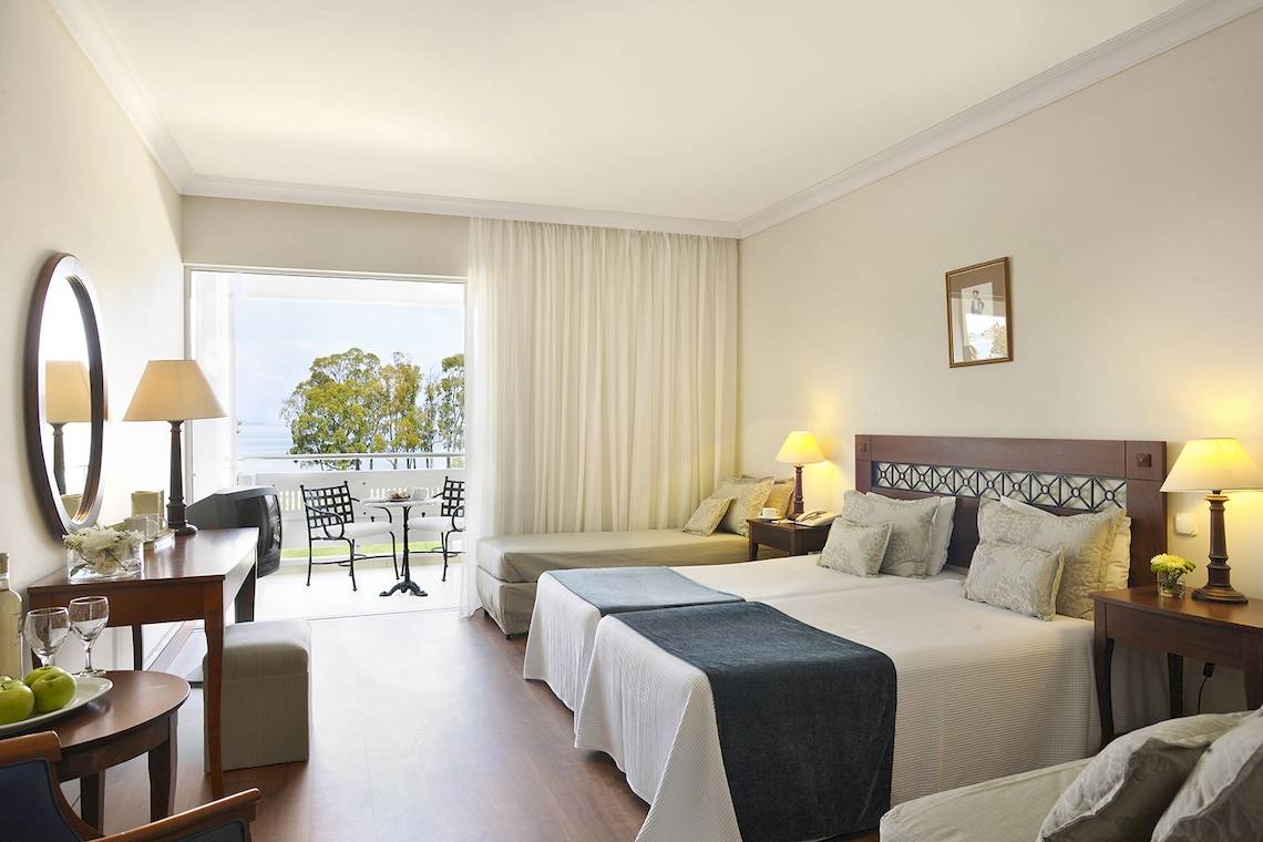 Doppelzimmer mit Balkon im Hotel Louis Kerkyra Blue, mit zwei Betten, Aussicht auf den Garten und Meer.