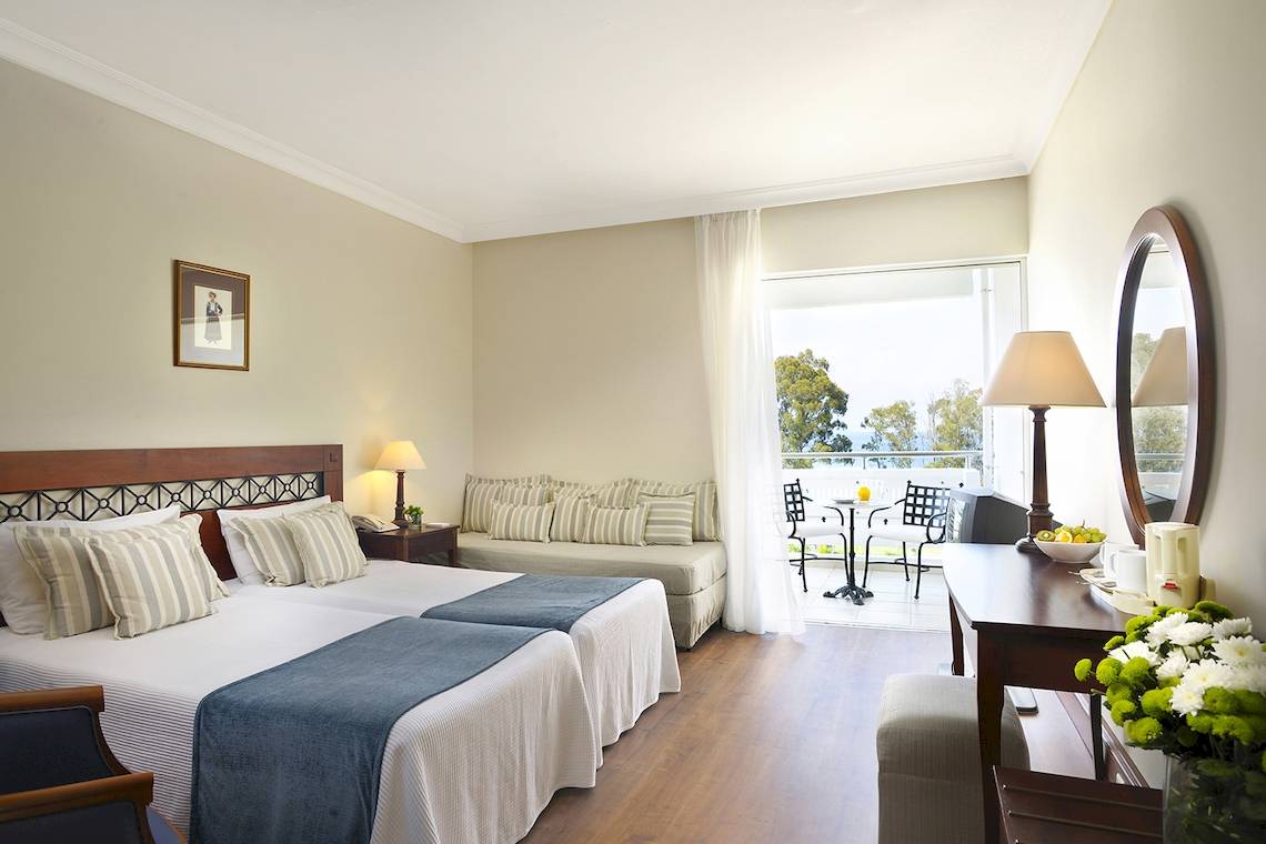 Doppelbett Zimmer im Louis Kerkyra Blue Hotel mit Aussicht auf die Terrasse.