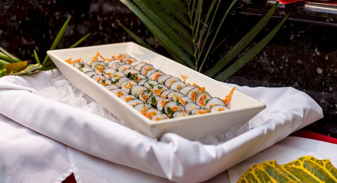 Eine weiße Platte mit Sushi auf Eis, präsentiert im Occidental Tamarindo Hotel.