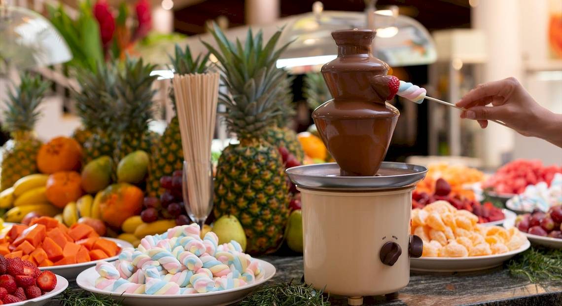 Ein Schokoladenbrunnen mit Früchten und Marshmallows im Occidental Tamarindo Hotel.