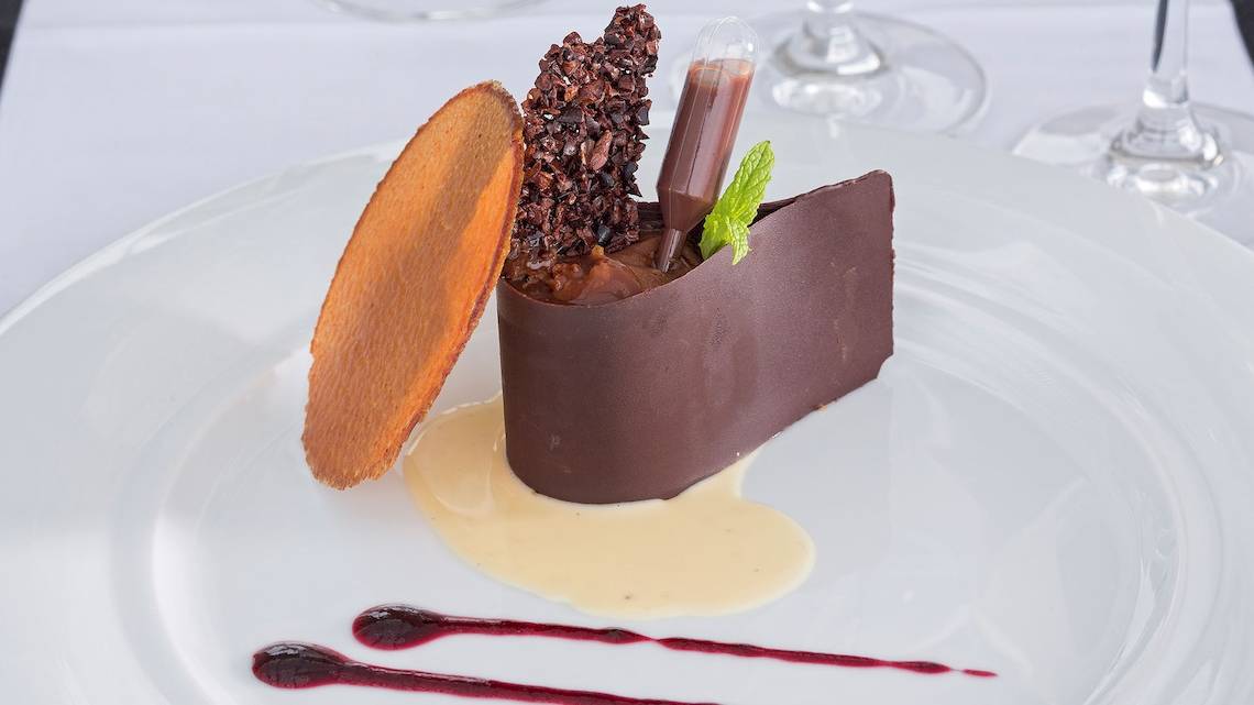 Schokoladen-Dessert auf einer weißen Platte im DeLight Boutique Hotel