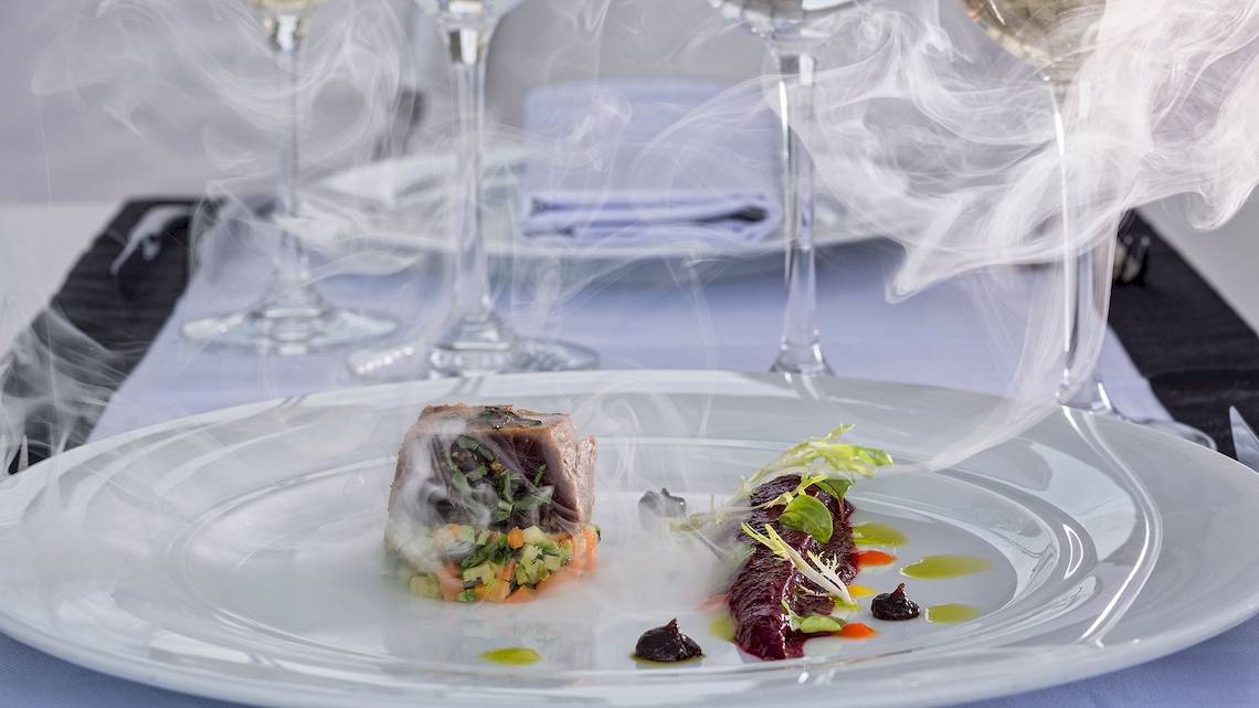Rauchiges Essen auf einem Teller im DeLight Boutique Hotel.