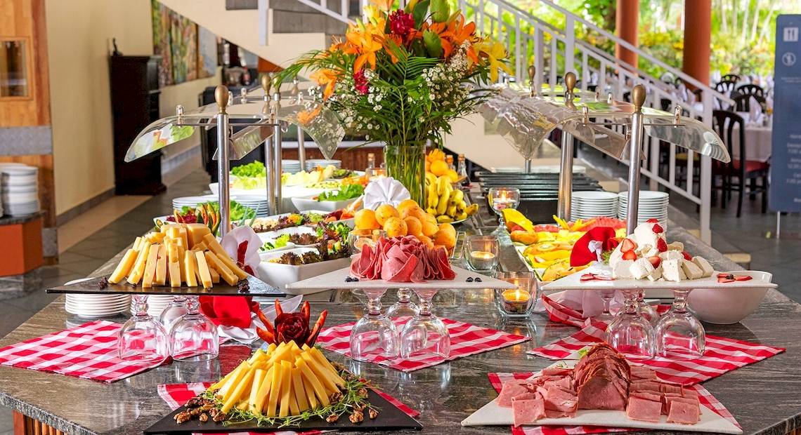 Buffettisch im Hotel Occidental Tamarindo mit verschiedenen Gerichten, Früchten und Getränken.