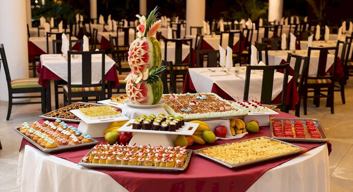 Buffettisch im Occidental Tamarindo Hotel mit einer Vielfalt an Desserts und Früchten.