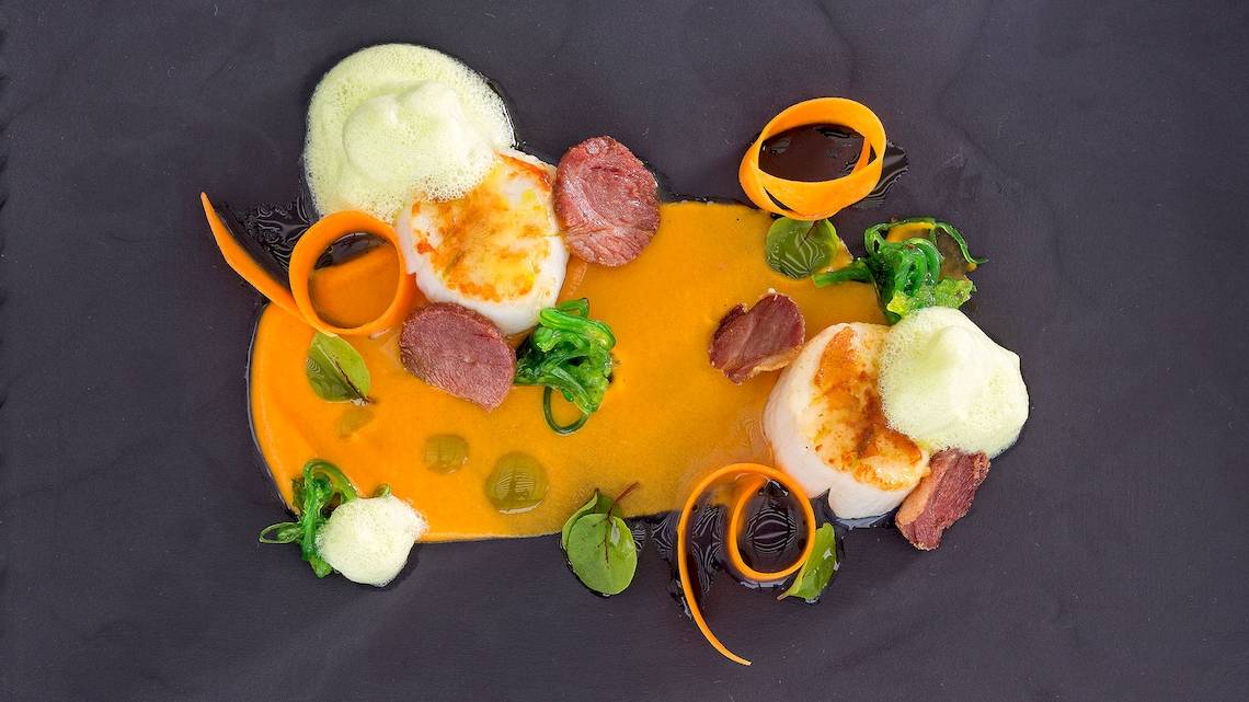 DeLight Boutique Hotel Gericht mit Seeteufel, Tomatensuppe und Gemüse.