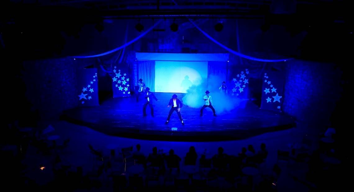 Abendshow im Occidental Tamarindo Hotel mit Michael Jackson Tribute und Publikum.