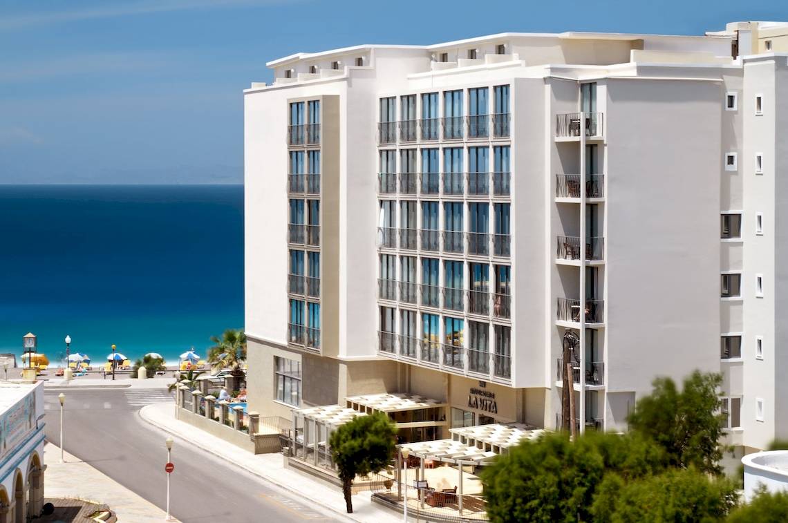 Außenansicht des Mitsis La Vita Beach Hotels mit Blick auf das Meer und die Promenade