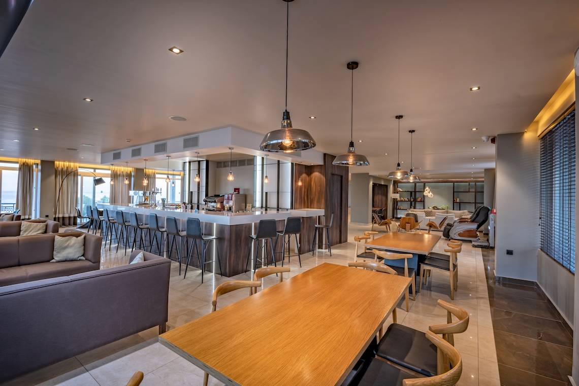 Lounge Bereich im Alexandra Beach Resort & Spa mit Bar und Sitzgelegenheiten.