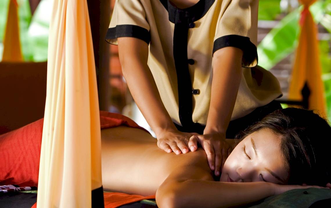 Eine Frau erhält eine Massage im Dhawa Ihuru Hotel.