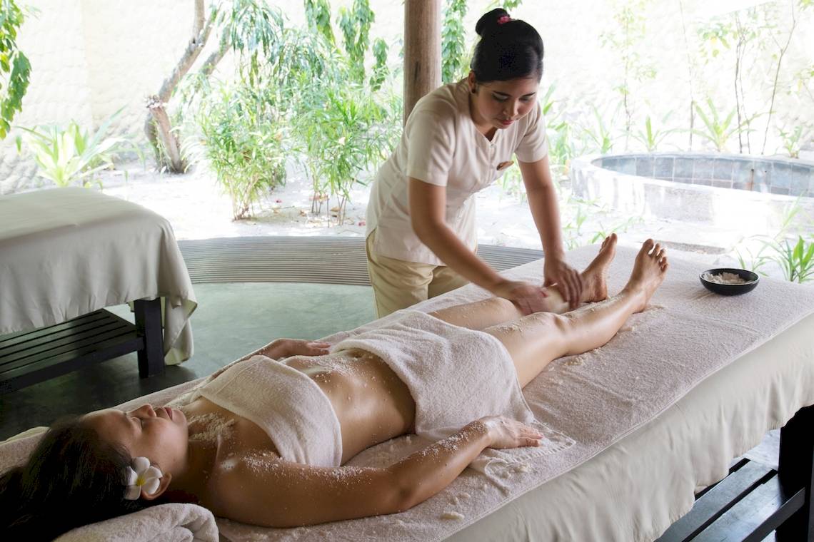 Frau im Coco Palm Dhuni Kolhu Hotel erhält eine Massagebehandlung.