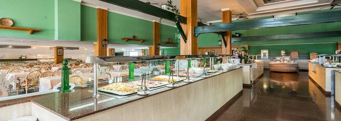 Buffetbereich im Bluesea Costa Bastian Hotel mit verschiedenen Speisen und gedeckten Tischen.