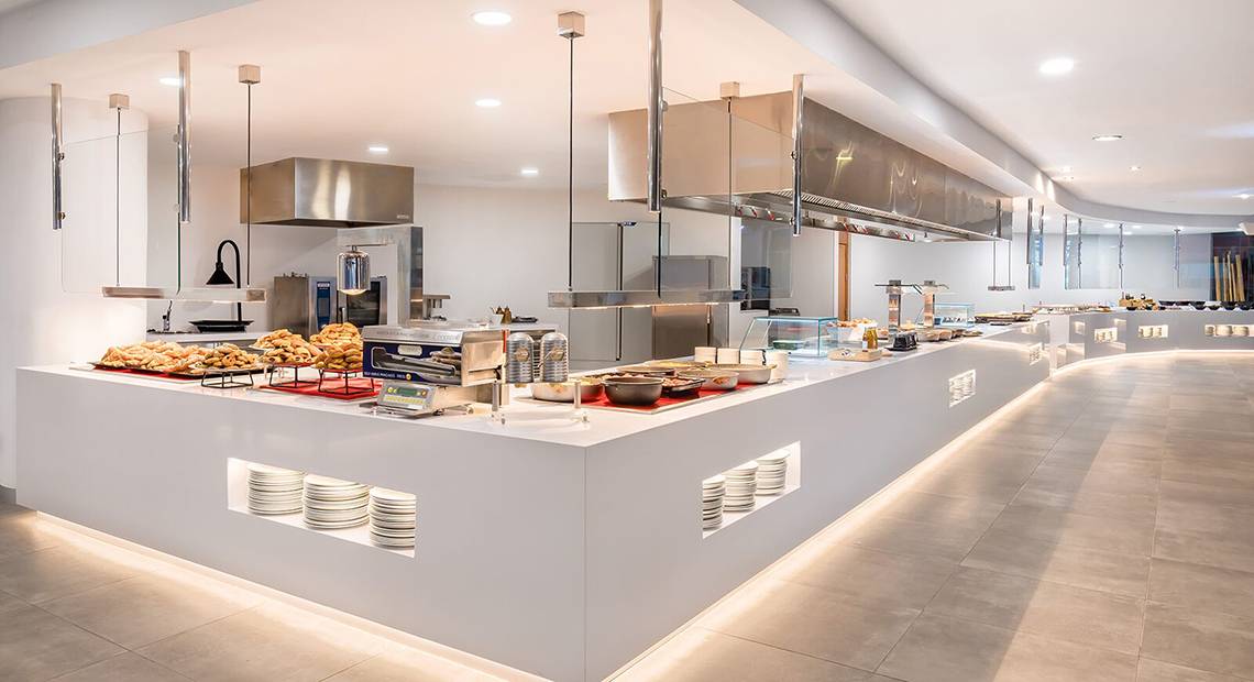 Frühstücksbuffet im Barcelo Santiago Hotel mit vielen Speisen, darunter Brot, Gebäck und Desserts.