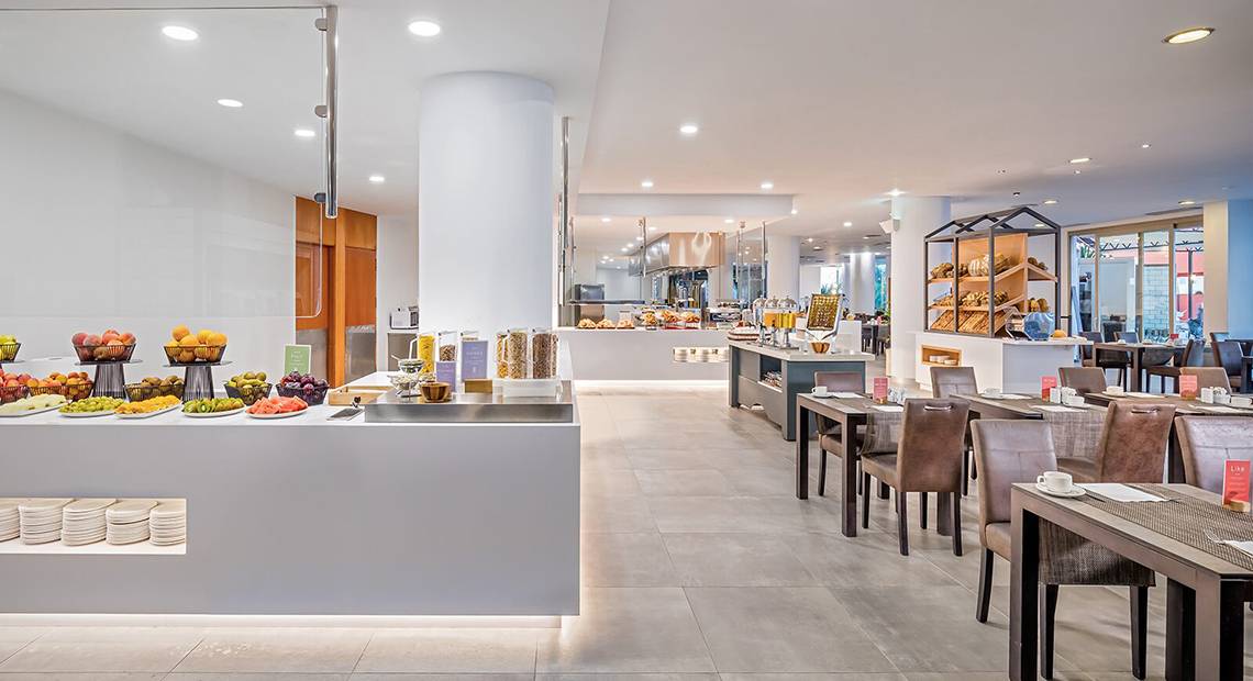 Frühstücksbuffet im Barcelo Santiago mit vielen Früchten und Gerichten.