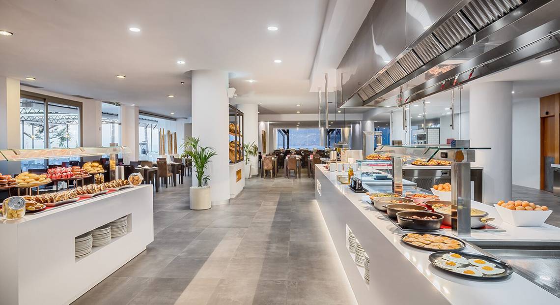 Frühstücksbuffet im Barcelo Santiago Hotel mit vielen Speisen und Tischen.