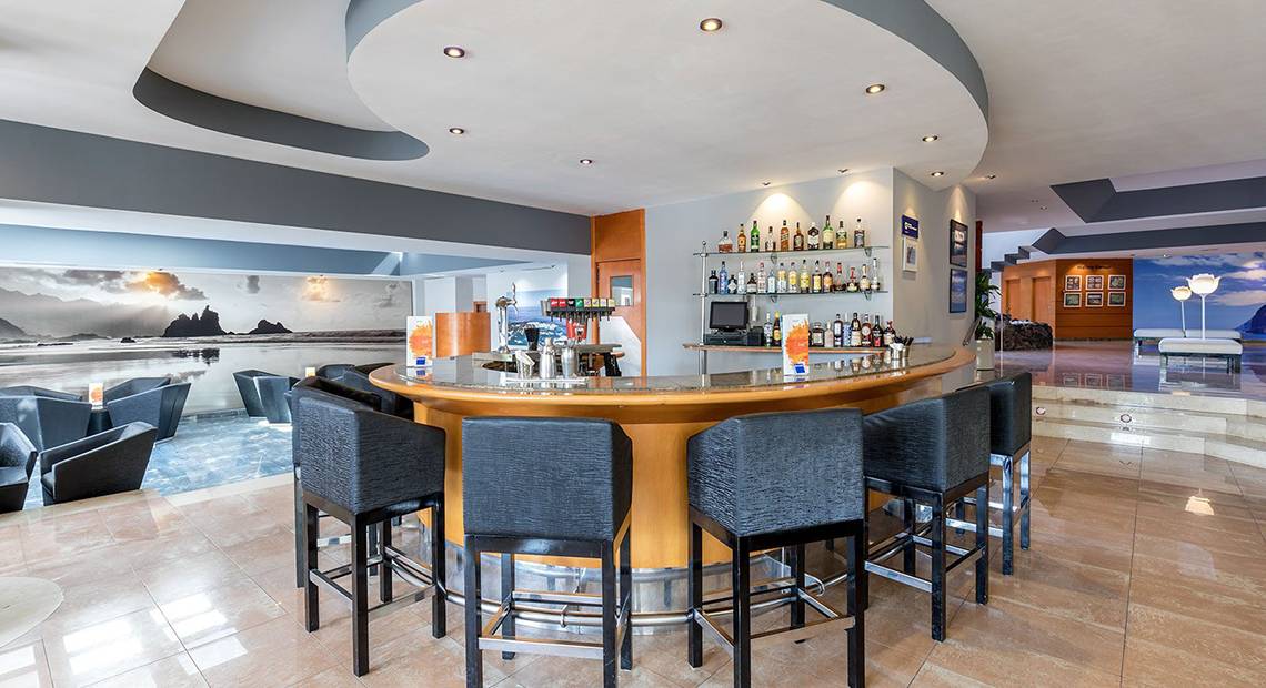 Die Bar im Barcelo Santiago Hotel mit einer großen Theke und vielen Sitzgelegenheiten.