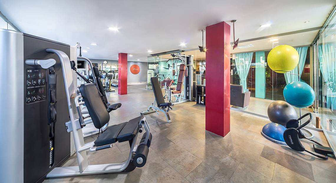 Fitnesscenter im Barcelo Santiago Hotel mit verschiedenen Trainingsgeräten und farbigen Bällen.