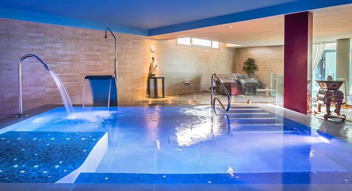 Innenpool des Barcelo Santiago mit fließendem Wasser und Loungebereich
