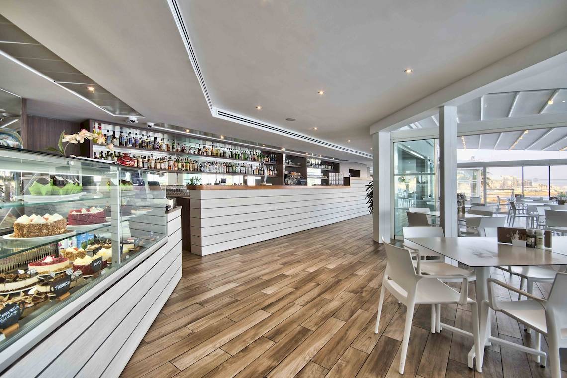 Innenansicht des Doubletree by Hilton Malta Hotel Restaurants mit Bar und Kuchen.