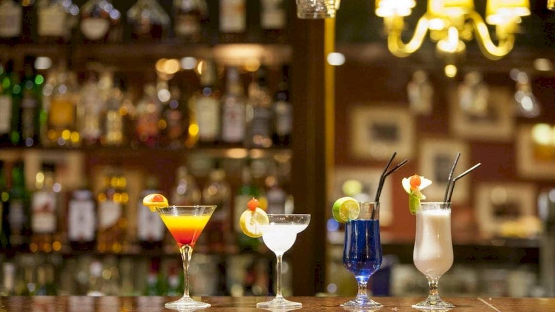 Vier verschiedene Cocktails auf einer Theke im AX The Victoria Hotel.
