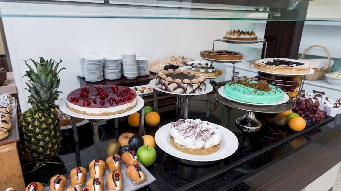 Dessertbuffet im AX The Victoria Hotel mit verschiedenen Kuchen, Früchten und Süßigkeiten.