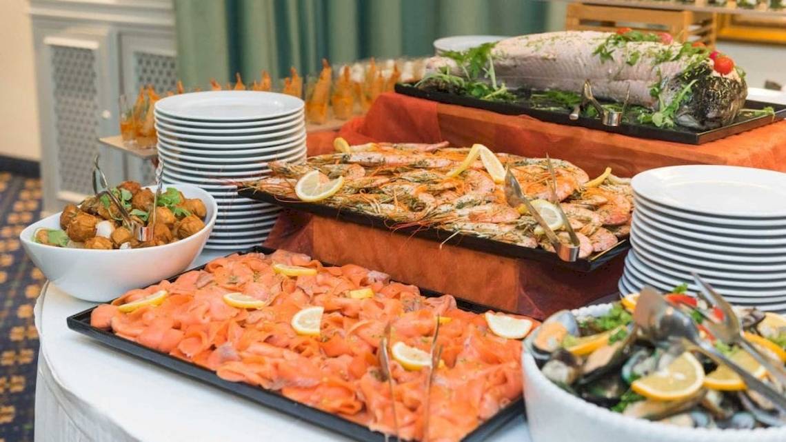 Buffet-Tisch im AX The Victoria Hotel mit verschiedenen Meeresfrüchten und Gerichten.