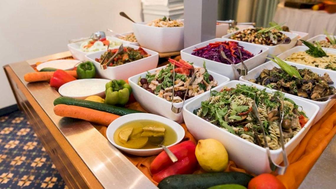 Buffet im AX The Victoria Hotel mit verschiedenen Salaten, Gemüse, Dips und Obst.
