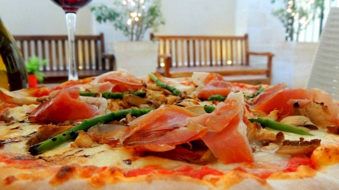 Eine Pizza mit Lachs und Spargel im AX The Victoria Hotel.