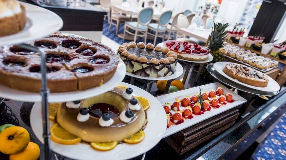 Dessertbuffet im AX The Victoria Hotel mit verschiedenen Kuchen und Früchten.
