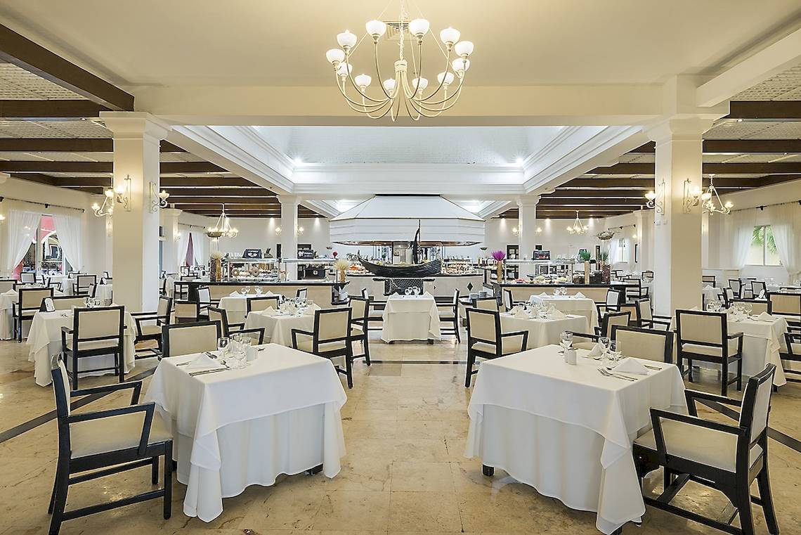 Innenansicht des Restaurants des Ocean Maya Royale Hotels mit gedeckelten Tischen und Stühlen.